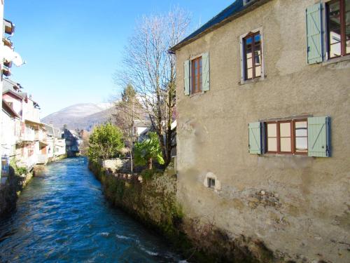 Les Deux Rives, Cierp