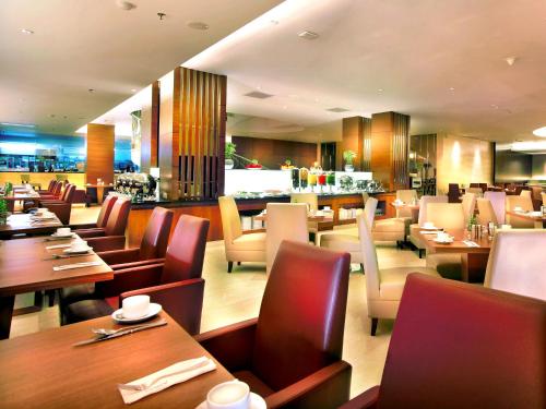 레스토랑, 애스톤 마카사르 호텔 앤 컨벤션 센터 (Aston Makassar Hotel & Convention Center) in 마카사르