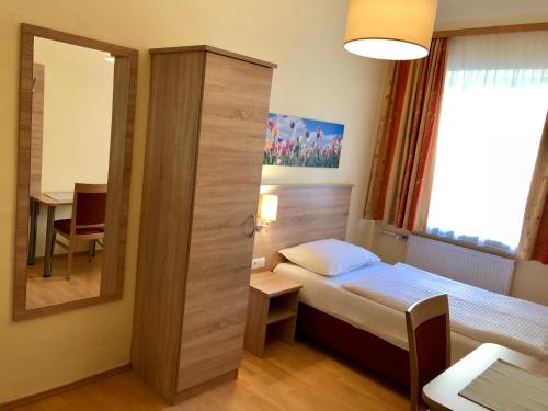 Single Room with Shared Bathroom image 4