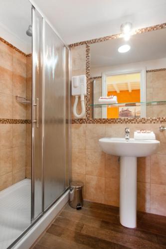 Pantheon Inn - image 11