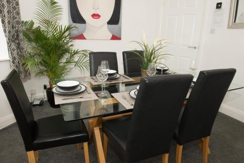 Arma Short Stays 122 - Spacious 3 Bed Oxford House Sleeps 6- FREE PARKNG For 2 Vehicles - Large Garden