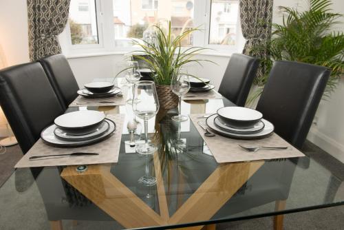 Arma Short Stays 122 - Spacious 3 Bed Oxford House Sleeps 5- FREE PARKNG For 2 Vehicles - Large Garden, Oxford