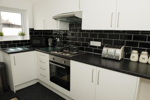 Arma Short Stays 122 - Spacious 3 Bed Oxford House Sleeps 5 - Free Private Parking And Garden - image 8