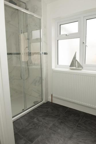 Arma Short Stays 122 - Spacious 3 Bed Oxford House Sleeps 5 - Free Private Parking And Garden - image 6