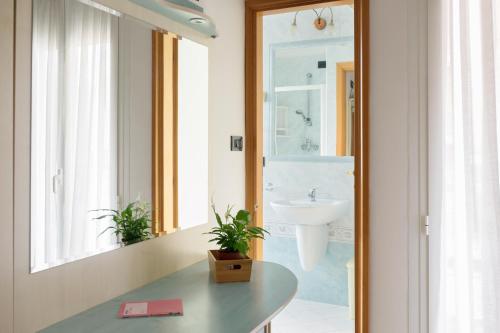 Standard Single Room image 2