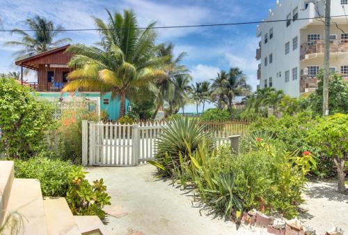 Amanda's Place Green Studio - pool and tropical garden