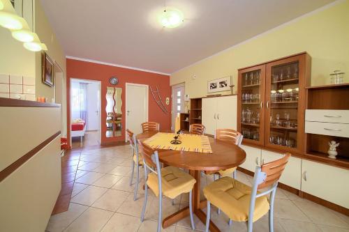 Apartment Mama in Njivice