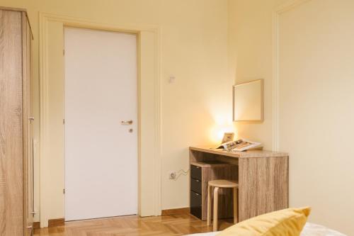 Private Central View rooms in Shared apartment near to Acropolis Metro Station, Atene (foto 7)