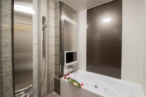 room detail thumbnail 2