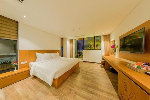 Deluxe Double or Twin with Balcony and City View room in Soho Boutique Hotel Da Nang
