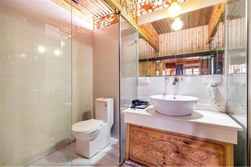 Fawenyuan Inn Fawenyuan Inn is a popular choice amongst travelers in Lijiang, whether exploring or just passing through. The property features a wide range of facilities to make your stay a pleasant experience. Ser