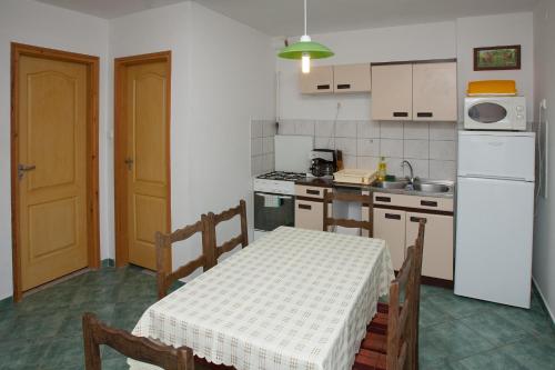 virtuve, Paratlan Apartmanhaz in Zilvasvarada