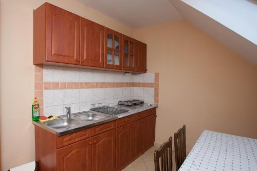 virtuve, Paratlan Apartmanhaz in Zilvasvarada