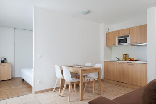 2 twin beds, 1 sofa bed
