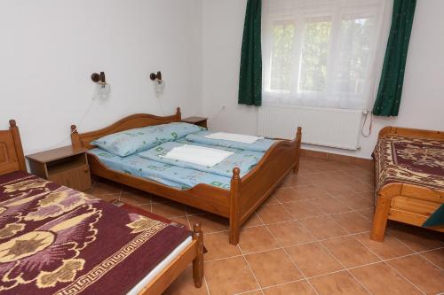 2 bedrooms, 4 beds