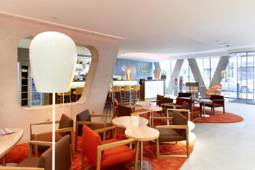 Pub/Lounge, Simm's Hotel - cityhotel next to Metro U3 in 11. kerület - Simmering