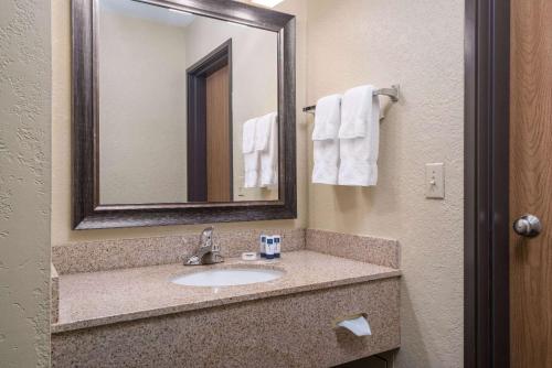 King Suite with Hot Tub - Non-Smoking