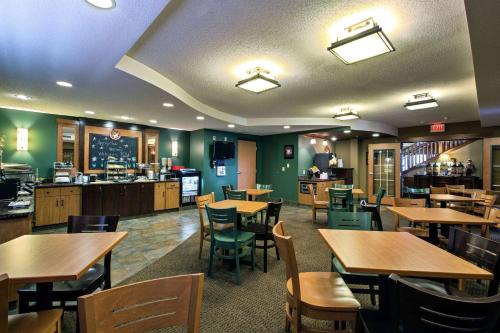 AmeriVu Inn and Suites - Waconia