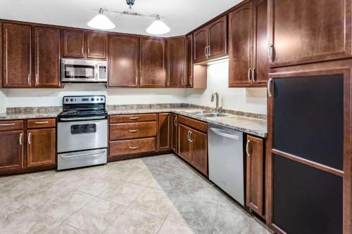 Konyha, AmericInn by Wyndham Burnsville in Burnsville