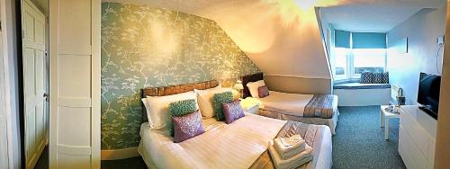 Family Room with Sea View room in Marina Court