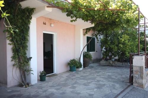 Apartments with a parking space Makarska - 6753