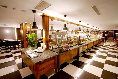 Food and beverages, Kindness Hotel - Kaohsiung Main Station in Sanmin District