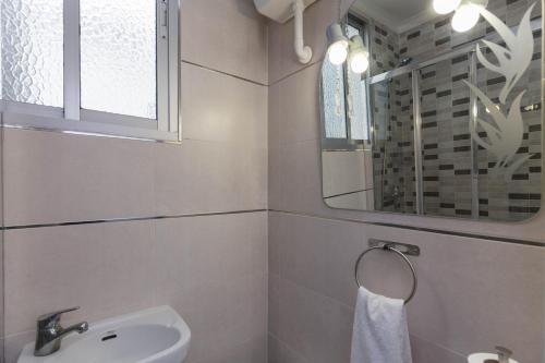 Triple Room with Private Exterior Bathroom image 4