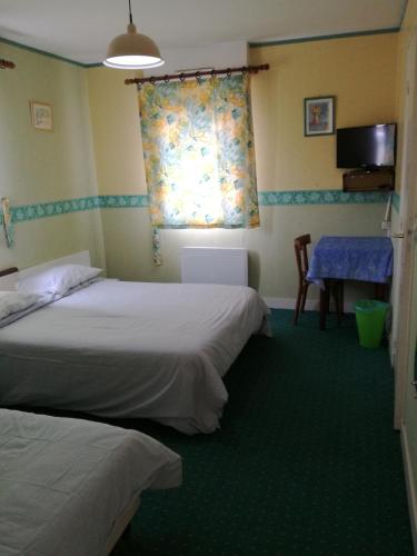 1 double bed, 1 twin bed