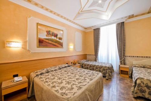 1 queen bed, 3 twin beds