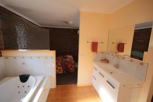 Gyógyfürdő, Rubyvale Motel & Holiday Units - An Adults Only Getaway in The Gemfields