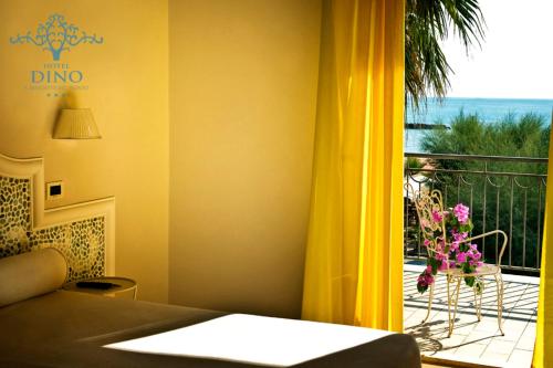 Double Room with Balcony and Sea View image 3