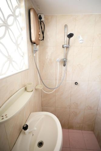 Tony's Garden House Back Packers inn in 자프나