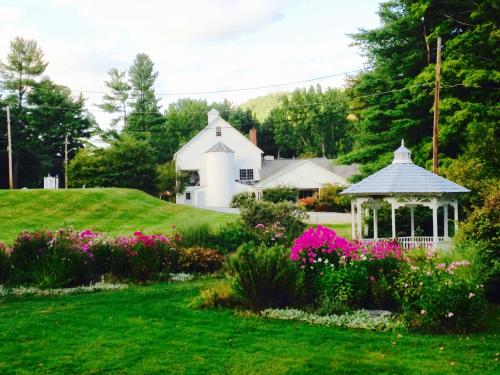 The 1896 House Country Inn - Brookside & Pondside in Williamstown, USA