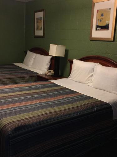 4 queen beds