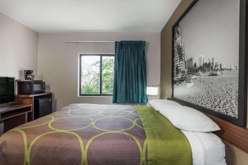 Super 8 by Wyndham Pompano Beach - image 4