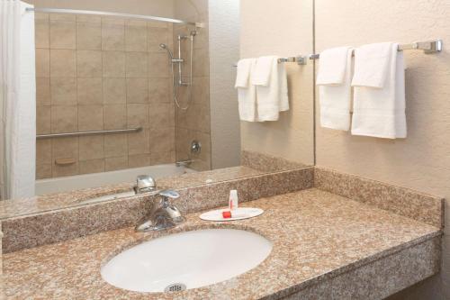 Bathroom, Super 8 By Wyndham Pompano Beach near Pompano Citi Centre