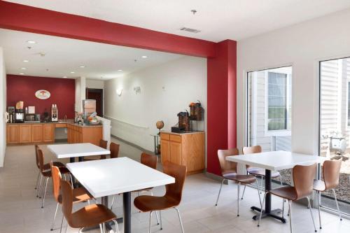 Super 8 by Wyndham Garland Rowlett East Dallas Area in Garland, USA