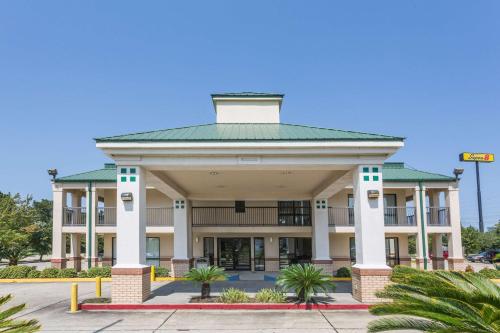 Super 8 by Wyndham Slidell