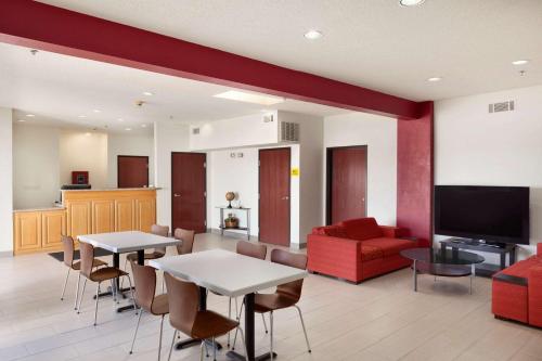 Lobby, Super 8 by Wyndham Garland/Rowlett/East Dallas Area in Garland