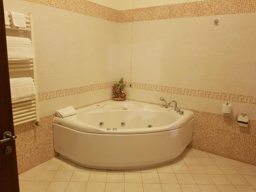 Hotel Castello Torre in Pietra in Пьєтрадефусі