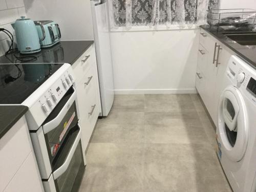 2BD Family or Couple Guesthouse Upstairs near Turf club, HOTA in Bundall