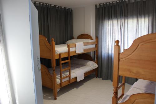 2 bunk beds