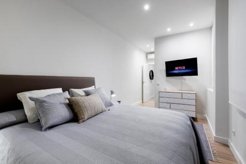 Principe de Vergara Apartment II by Flatsweethome - image 5
