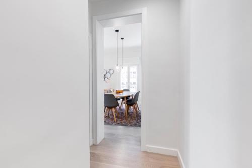 Principe de Vergara Apartment II by Flatsweethome - image 2