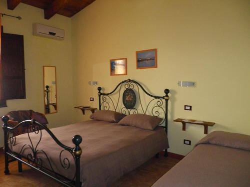 1 queen bed, 1 twin bed