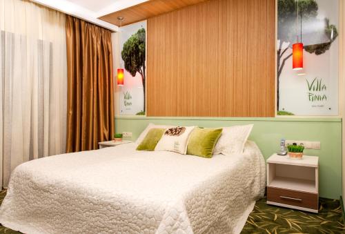 1 queen bed, 1 sofa bed
