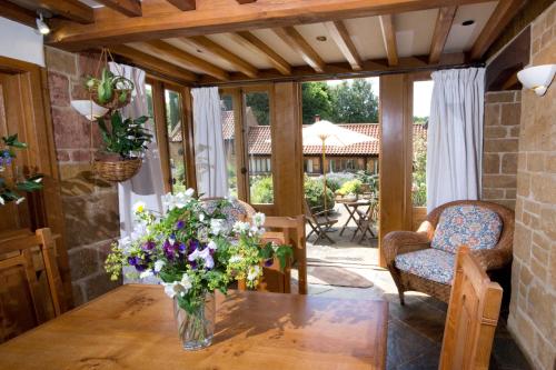balkon/terras, Heath Farm Holiday Cottages in Salford