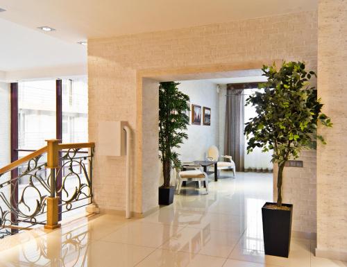 Hotel Russia - image 10