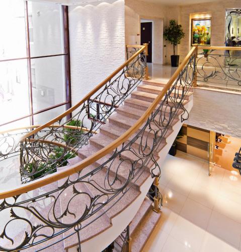 Hotel Russia - image 7
