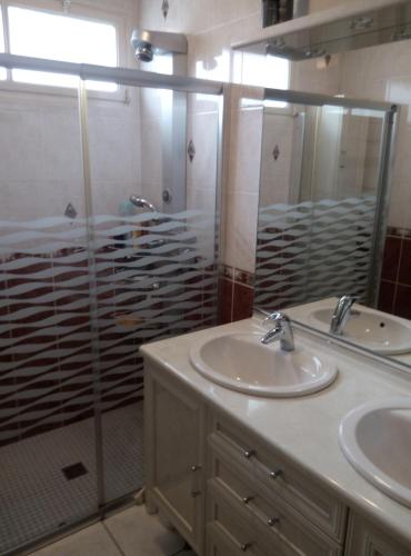 chez Myla chambre avec tv ecran plat et salle de bain privative - Parassy
